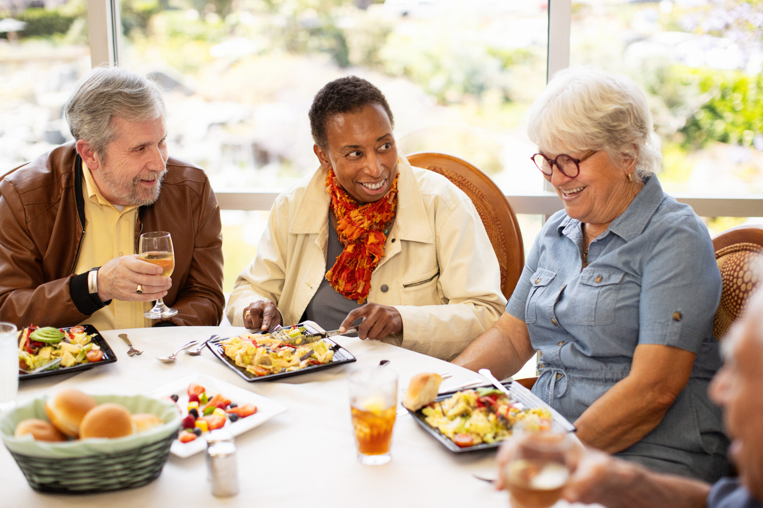 seniors ladies eating in the best retirement homes
