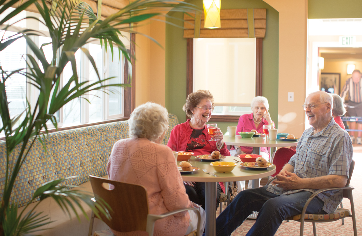 seniors eating in a independent living commmunity
