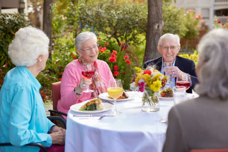 seniors eating in an independent living