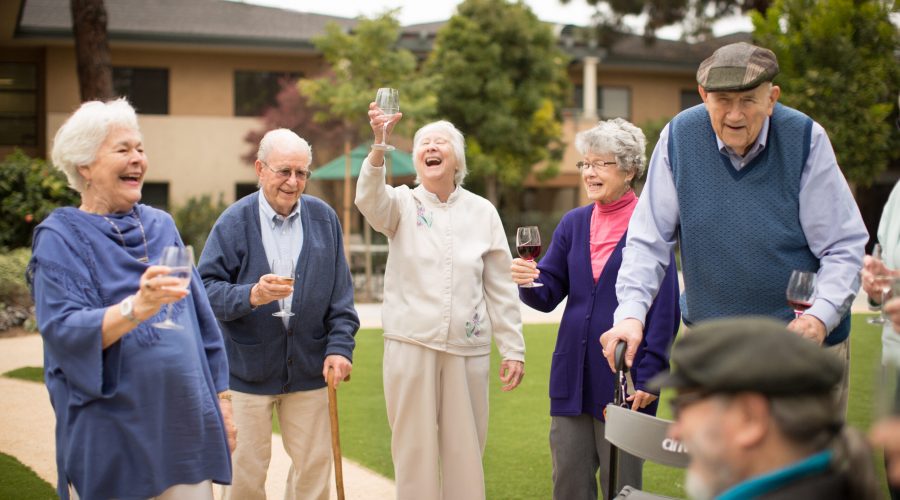 Group of residents outside of Vista de Monte enjoying drinks