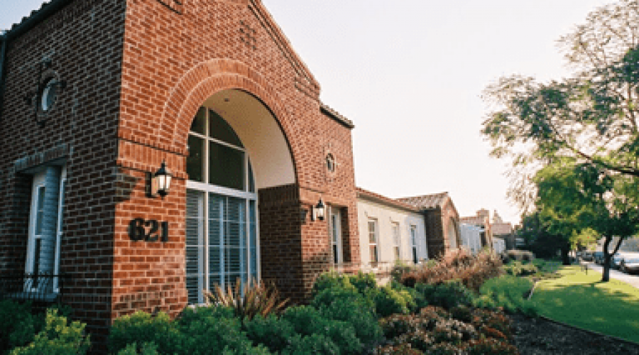 Facade of 621 Bonita at Claremont Manor